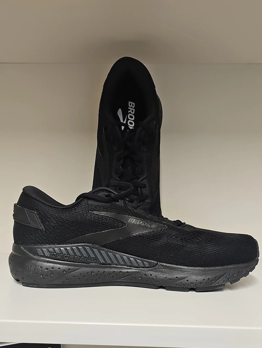 Brooks Men's Beast GTS 24 All-Black Performance Sneaker Running Shoe Sz 11